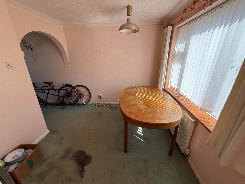 Lot: 96 - SEMI-DETACHED HOUSE FOR REPAIR WITH PLANNING FOR EXTENSION - Dining room